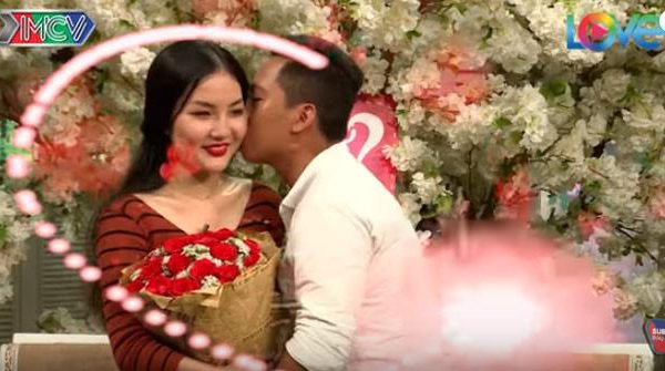Đồng nghiệp “bắt” chàng trai phải bấm nút hẹn hò vì cô gái đặc biệt bên kia tấm rèm